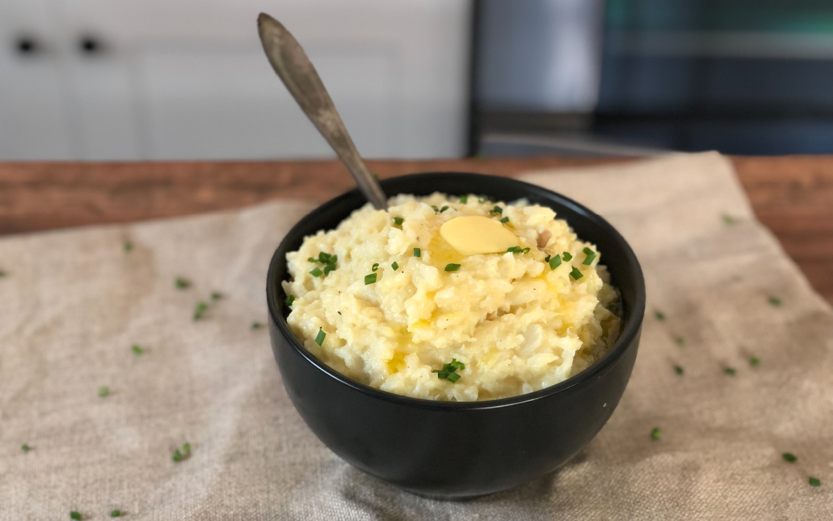 keto cauliflower mashed potatoes in a bowl