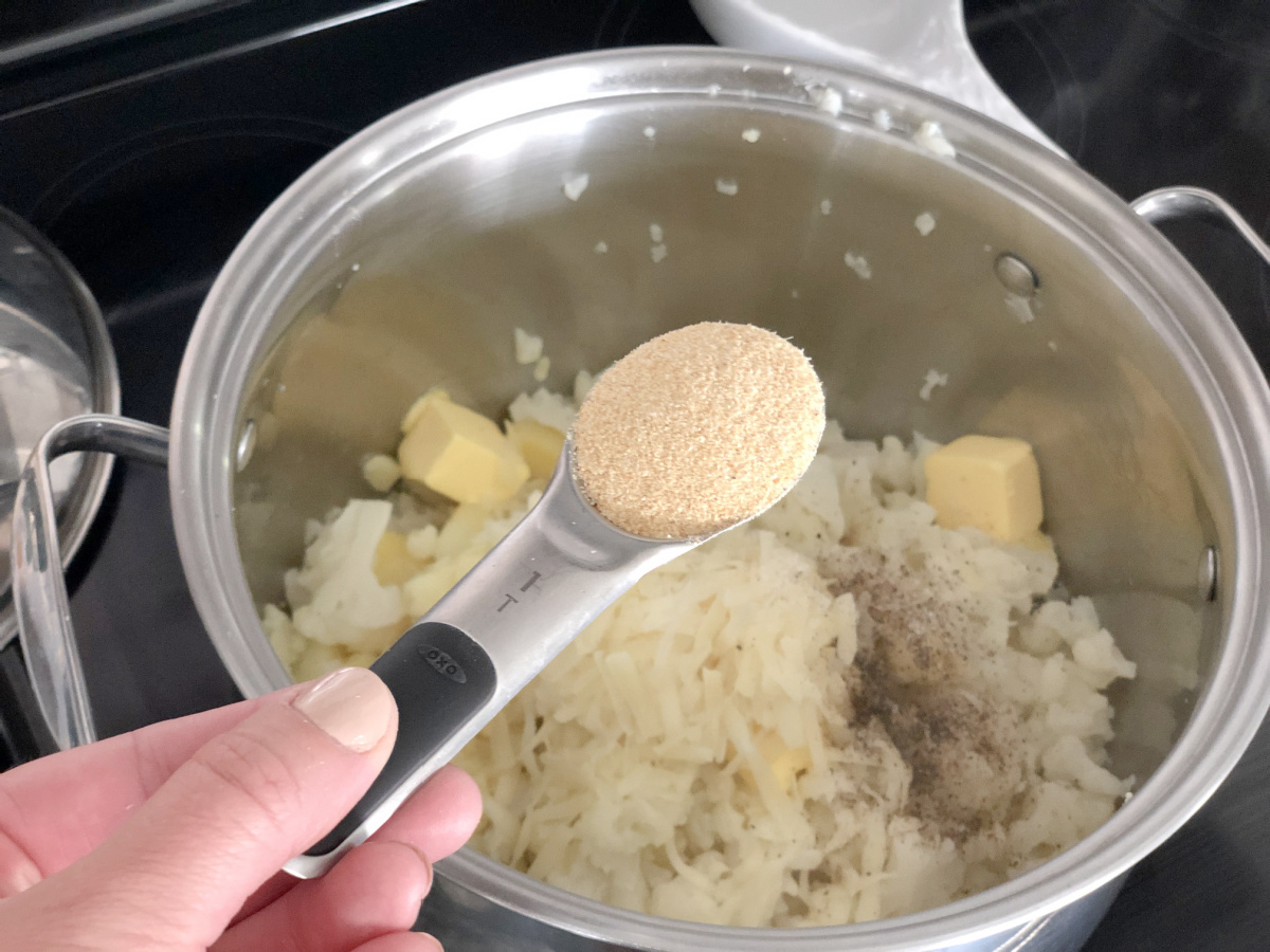 adding garlic to keto mashed potatoes 