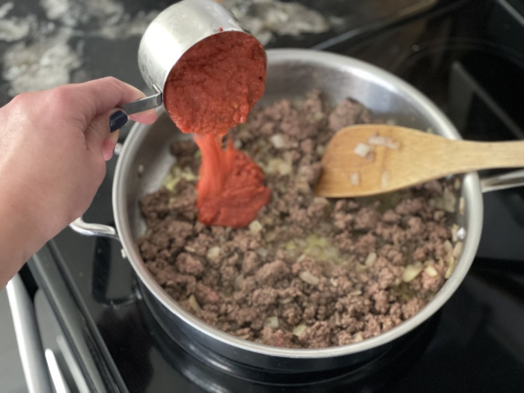 adding marinara sauce to ground beef for keto zucchini pizza casserole