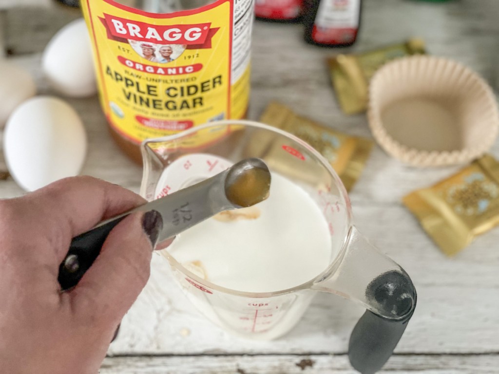 adding apple cider vinegar to heavy whipping cream