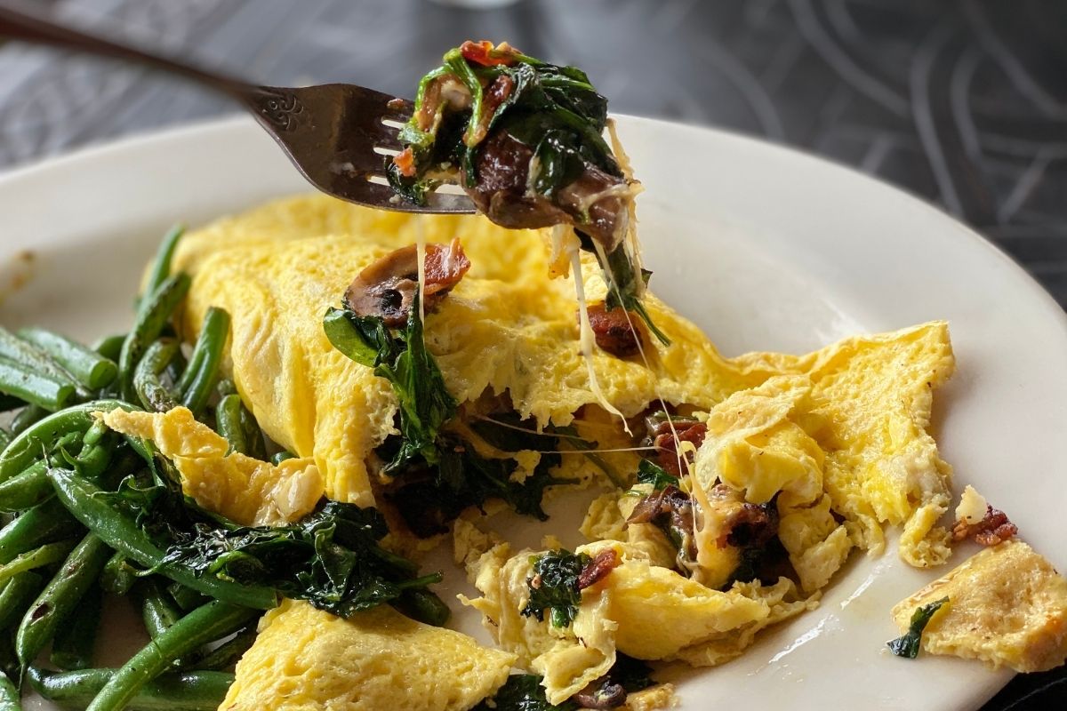 omelette with mushrooms and green beans