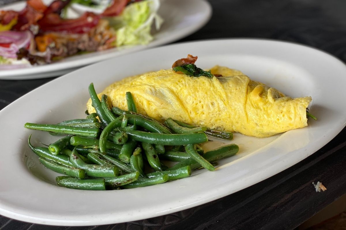 omelette and green beans