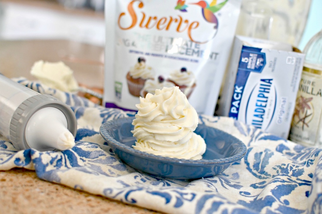 keto cream cheese frosting in a bowl