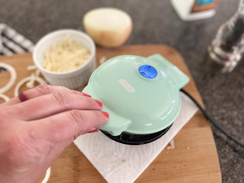 closing lid to mini waffle maker