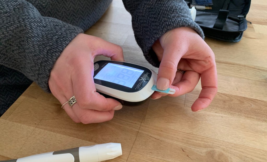 hands holding keto mojo blood glucose machine