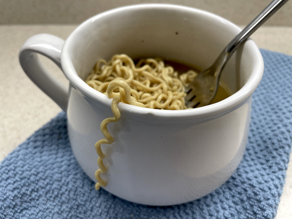 keto ramen noodles in mug 