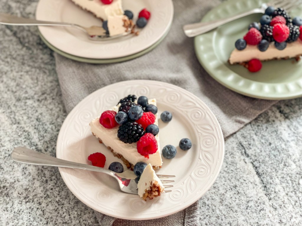 no-bake keto cheesecake with berries