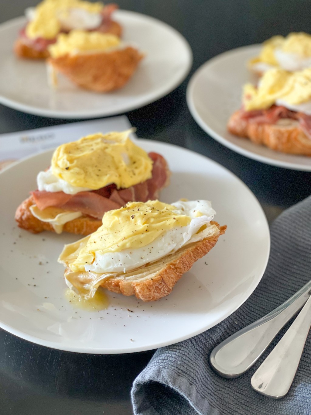 keto eggs benedict plated