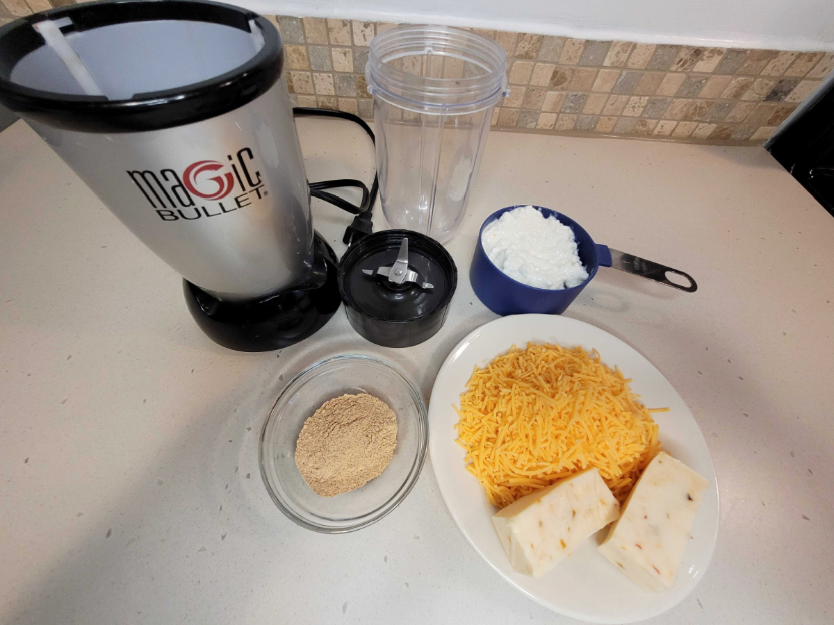 Ingredients to make keto cottage cheese dip